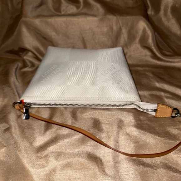 Louis Vuitton Damier Geant Americas Cup Pochette
Accessories Bag White (RARE) - Picture 4 of 12